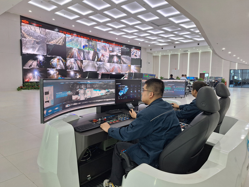 图1 大海则煤矿智能掘进驾驶舱.jpg